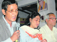 Filmmaker Manoj Pangtey addresses mediapersons in Dehradun on Tuesday.