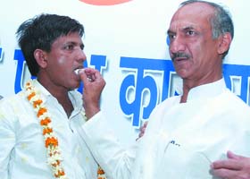 DPCC chief J.P.Aggarwal offers sweets to RJD Delhi gen. secretary Parmanu