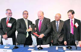 Ambassador Frank Wisner accepting a memento from Bharti Enterprises Chairman Sunil Bharti Mittal, who is leading a CII delegation, at Asia Society in New York on Tuesday. 