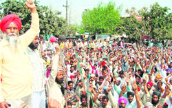 Brick-kiln labourers protest against the police in Mulllanpur Dakhan.
