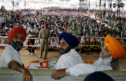 Deputy chief minister Sukhbir Singh Badal and SAD leader Sukhdev Singh Dhindsa (right) at a convention of arhtiyas in Bathinda on Sunday.
