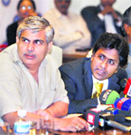 Lalit Modi (R) and BCCI president Shashank Manohar address the media after BCCI working committee meeting in Mumbai on Sunday.