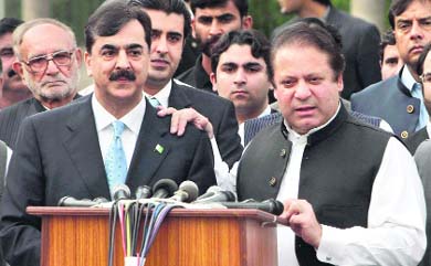 Pakistani Prime Minister Yousuf Raza Gilani (left) with opposition leader Nawaz Sharif at a press conference after their meeting in Raiwind, near Lahore, on Sunday. 