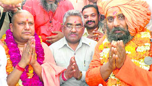  Madan Kaushik (centre) with Swami Yatindranand (extreme right) along with party workers in Haridwar on Monday.
