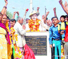 Members of CITU, CPM, CPI, SFI and DYFI pay homage to Bhagat Singh on Martyrs Day in Haridwar.