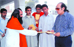 Social activist Ashok Kapur donates cash to Pakistan Hindus who took shelter in India after they were rooted out from the Swat valley of Pakistan by Talibans.