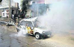 The car that caught fire on the Bhodia road in Fatehabad