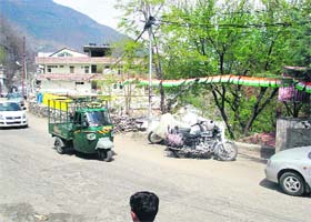 Plastic buntings put up on roadsides in Kullu town