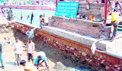 Work in progress at the Nai Sota bridge despite opposition by purohits in Haridwar
