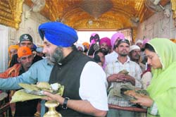 Deputy Chief Minister Sukhbir Badal and his wife Harsimrat Kaur Badal at the Golden Temple in Amritsar 