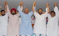 Shamsher Singh Surjewala, national president, Kisan-Khet Mazdoor Congress (centre), Harminder Singh Jassi, local MLA, and others expressing solidarity at a rally in Bathinda