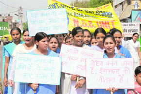 NSS volunteers of Government Girls Senior Secondary School campaign to motivate people to vote in the Lok Sabha elections, in Karnal on Saturday.