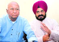 Shamsher Singh Surjewala (left), president, Kisan-Khet Mazdoor Congress, and Kuljit Singh Nagra address a press conference in Bathinda