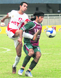 JCTs Amandeep (L) vies for the ball on Saturday.