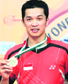 Taufik Hidayat poses with his men's singles champion medal on Sunday.
