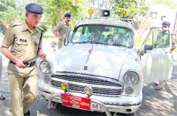 Police impound the car of Haridwar municipal chairman Kamal Johra for violating the code of conduct 