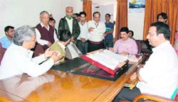 A delegation of theatre artistes complain to Mayor Vinod Chamoli against power shutdown during the Natya Samaroh in Dehradun.