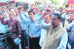 PNB Staff Association members protest against outsourcing of security personnel in Dehradun