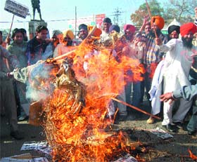 Members of the SSF (Mehta) burn effigies of Jagdish Tytler and Sajjan Kumar in Amritsar