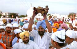 Raninder Singh, the Congress candidate for the Bathinda Lok Sabha seat, jostles past supporters before paying obeisance at the Takht Damdama Sahib in Talwandi Sabo