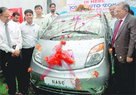 SBI’s chief general manager Ajay Swaroop (right) unveils Nano at a dealership in Chandigarh