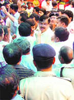 EO Harshwardhan Mishra being gheraoed by the agitators.