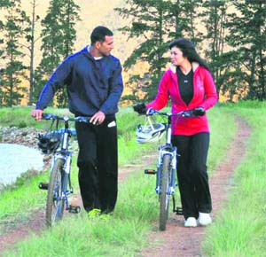 Akshay Kumar and Ayesha Takia in 8X10 Tasveer