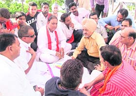 SDM Manpreet Singh talks with activists of the Hindu-Sikh Jagriti Sena in Ludhiana