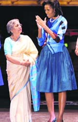 US first lady Michelle Obama (R) talks with Gursharan Kaur, wife of Prime Minister Manmohan Singh as they join the wives of