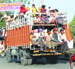 Trucks in Amritsar carry devotees in violation of rules and put hundreds of lives in danger. 