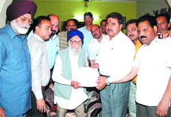 Former SGPC secretary Giani Mohinder Singh with Om Parkash Soni, a Congress candidate for the Amritsar Lok Sabha seat, on Friday.