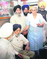 Bunnys aunt along with SAD leaders Dr DS Cheema (third from left) and Gaganjit Barnala (extreme right) at Capt Kanwaljit Singhs residence in Chandigarh on Friday. 