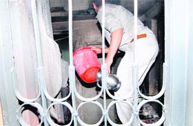The policeman who was injured while putting off the fire in Haridwar