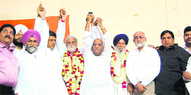 Former Akali minister Talib Singh Sandhu with Congress office-bearers in Ludhiana on Saturday.