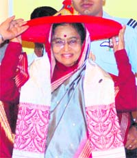 President Pratibha Devisingh Patil being presented an Assamese japi at a function on the occasion of Diamond Jubilee of Gauhati High Court