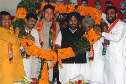 Deputy CM Sukhbir Singh Badal, state BJP president Rajinder Bhandari and general secretary Kamal Sharma being greeted by the district leadership on the 30th foundation day of the BJP in Bhucho Mandi 