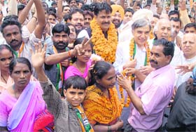 Jolt to BJP: BJP colony cell chairman Shashi Shankar Tiwari (garlanded) flanked by Pawan Kumar Bansal after the former joined the Congress in Chandigarh