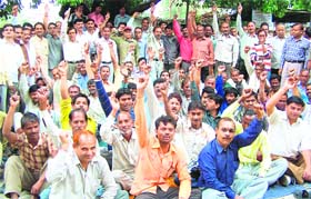 Municipal committee union members raise slogans against ward members in Haridwar