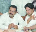 IYC General Secretary Varinder Singh Rathore (left) interacts with the mediapersons in Jalandhar on Monday.