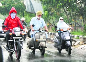 Sudden rain took commuters by surprise in Ludhiana