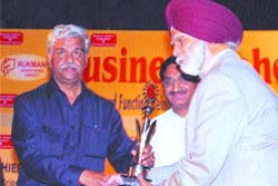 GNA CMD Jagdish Singh receives the award at a function in New Delhi.