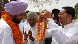 Raninder Singh, the Congress candidate for the Bathinda Lok Sabha seat, meeting the party workers at Harpal Nagar in Bathinda on Wednesday.