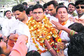 Indian Youth Congress chief Ashok Tanwar, nominee for the Sirsa parliamentary constituency, is welcomed by party workers in Sirsa