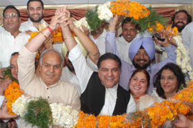 PPCC president Mohinder Singh Kaypee welcomes SAD leaders into the Congress fold in Jalandhar on Wednesday.