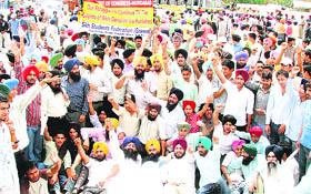 Activists of the Sikh Student Federation (Gerwal and Mehta groups) stage dharnas at the Gill Road and at the Gaispura level crossing in Ludhian on Wednesday.