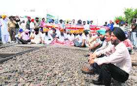 Activists of the Sikh Student Federation (Gerwal and Mehta groups) stage dharnas at the Gill Road and at the Gaispura level crossing in Ludhian on Wednesday.