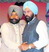 Congress leaders Jagmeet Brar (left) and Rana Gurmeet Singh Sodhi join hands at a rally in Guru Har Sahai on Thursday.