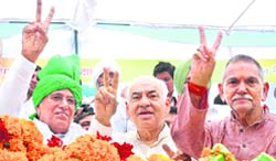 BJP nominee from Kanal ID Swami (right) with party leader Madan Lal Khurana (centre) and INLD chief Om Prakash Chautala at a public meeting before filing his nomination papers in Karnal 