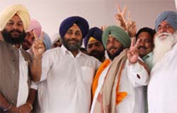 SAD (B) president Sukhbir Singh Badal along with Sukhraj Singh Natt and other activists, who left the Congress to join the SAD, flash victory signs at Maur Mandi in Bathinda on Sunday.