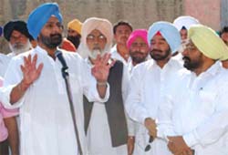 Raninder Singh, the Congress candidate for the Bathinda Lok Sabha seat, addressing an election rally in the Bhucho segment of Bathinda constituency on Sunday.